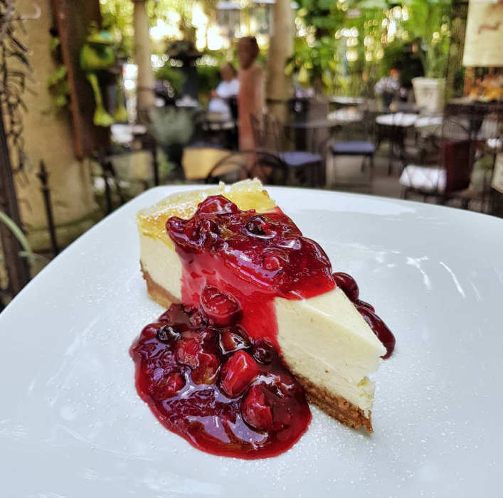 Hausgemachter Cheesecake mit Beerensauce