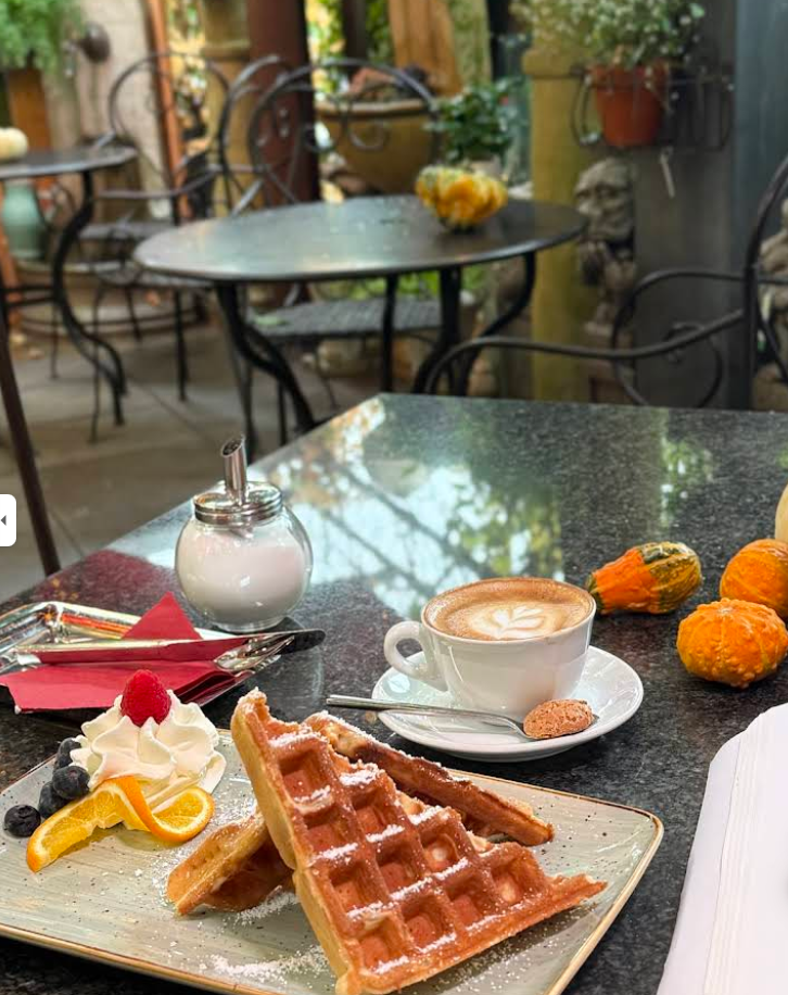 Cappuccino mit Latte-Art auf unserer Terrasse